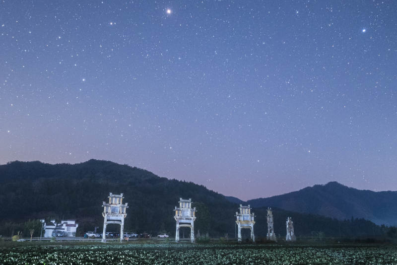 星空下的古塔群图片