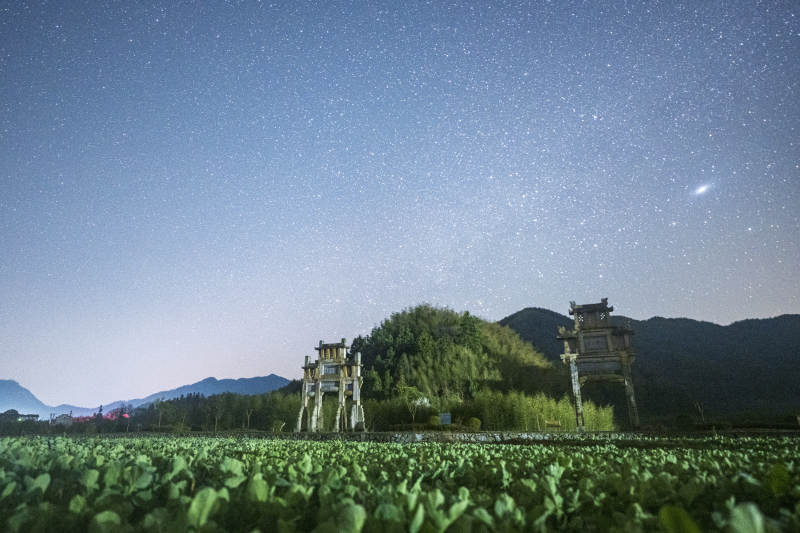 星空下的古门图片