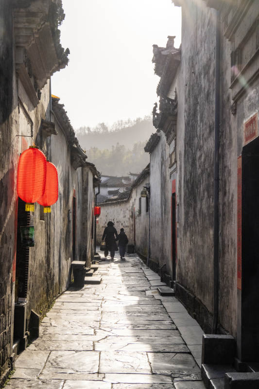 古巷晨光行图片