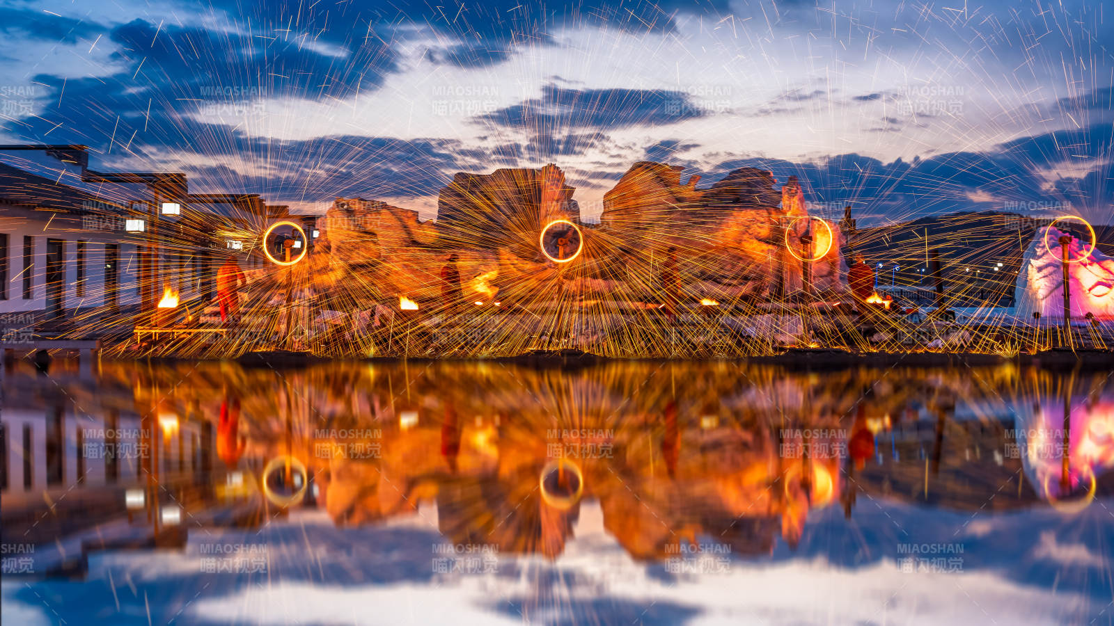 打铁花夜景倒影奇观图片