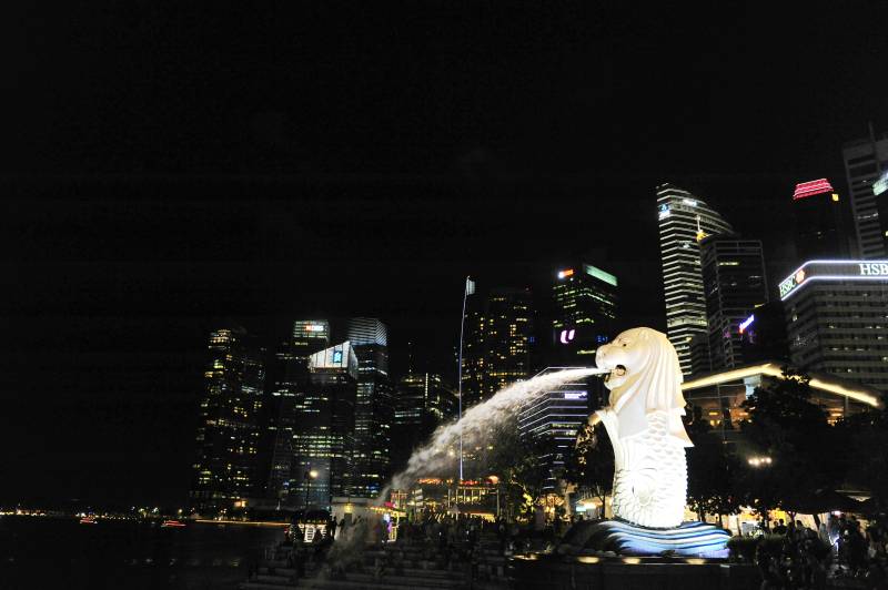 新加坡夜幕下的鱼尾狮喷泉图片