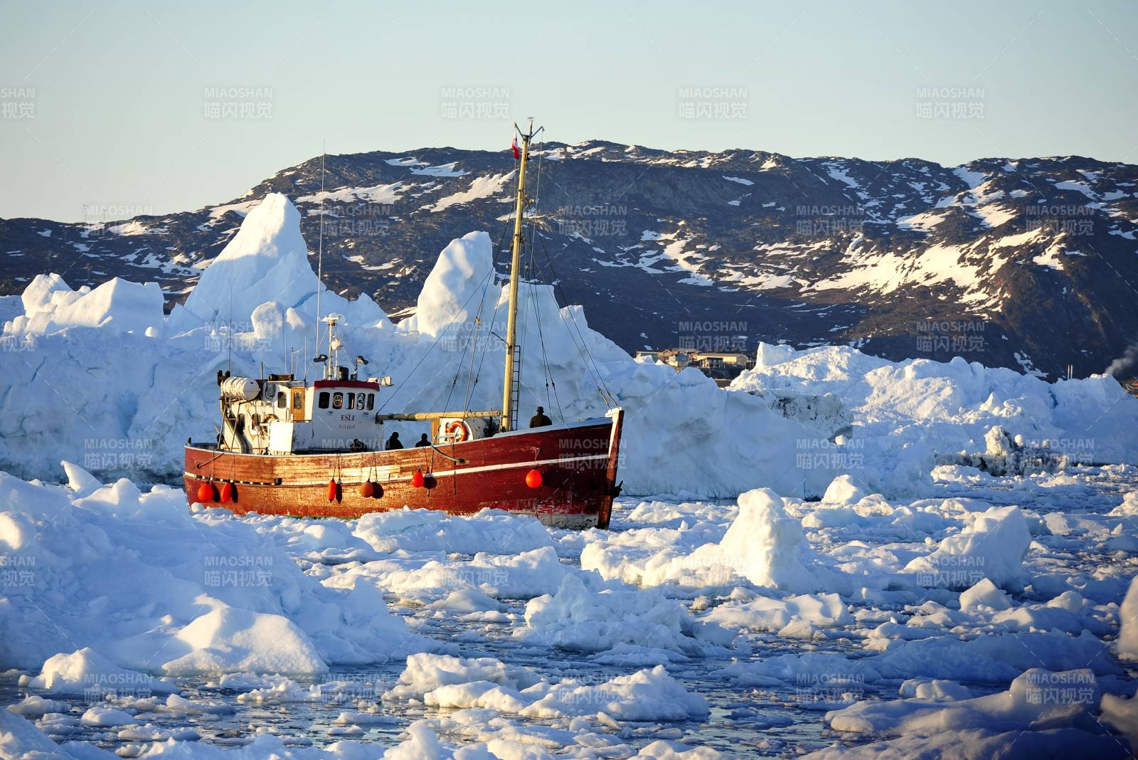 格陵兰岛冰海中的红色渔船图片