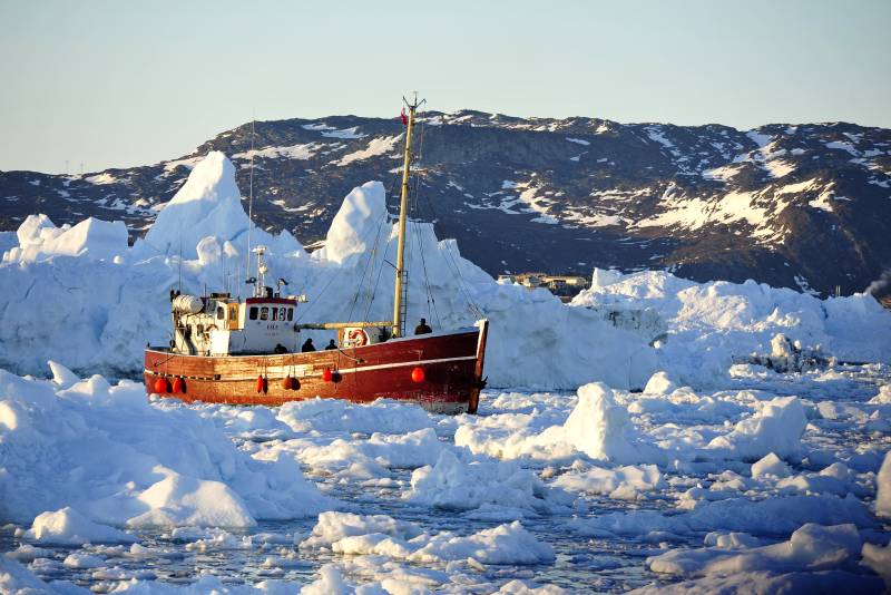 格陵兰岛冰海中的红色渔船图片