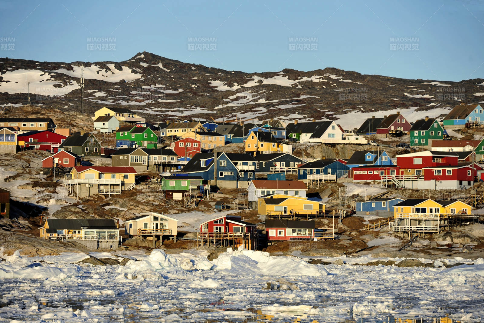 格陵兰岛北极小镇雪景图片