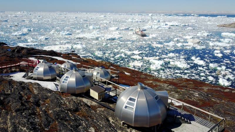 格陵兰岛极地冰原上的银色穹顶屋图片