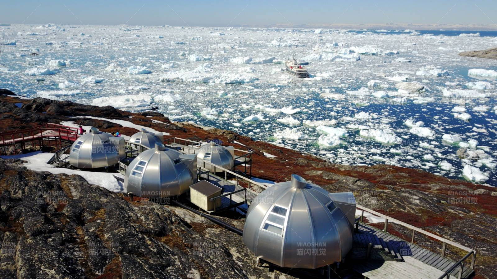 格陵兰岛极地冰原上的银色穹顶屋图片