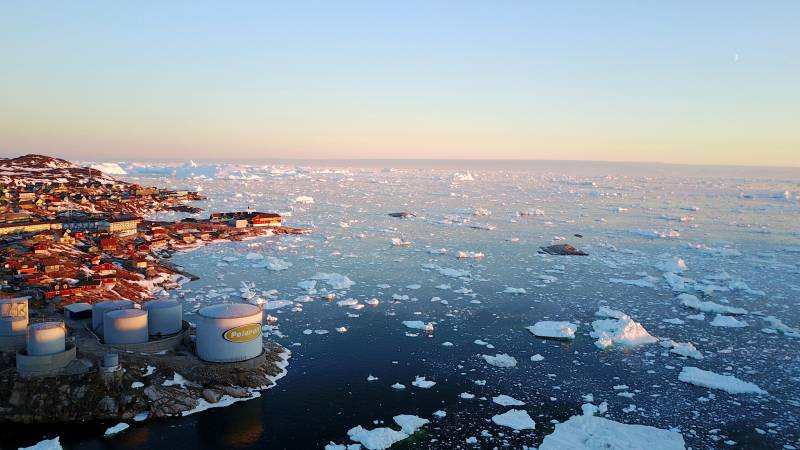 格陵兰岛冰海小镇晨景图片