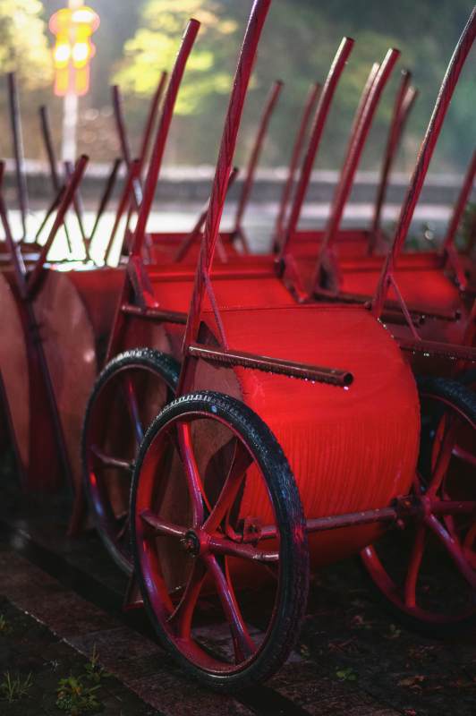 红车静停古道旁~图片