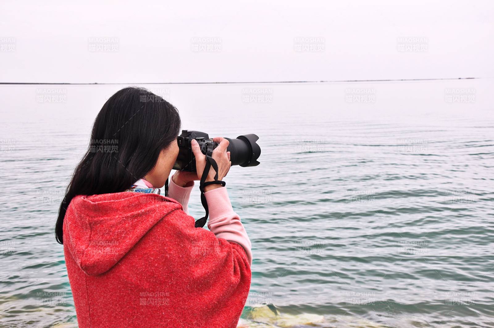 青海湖边拍照的女孩图片