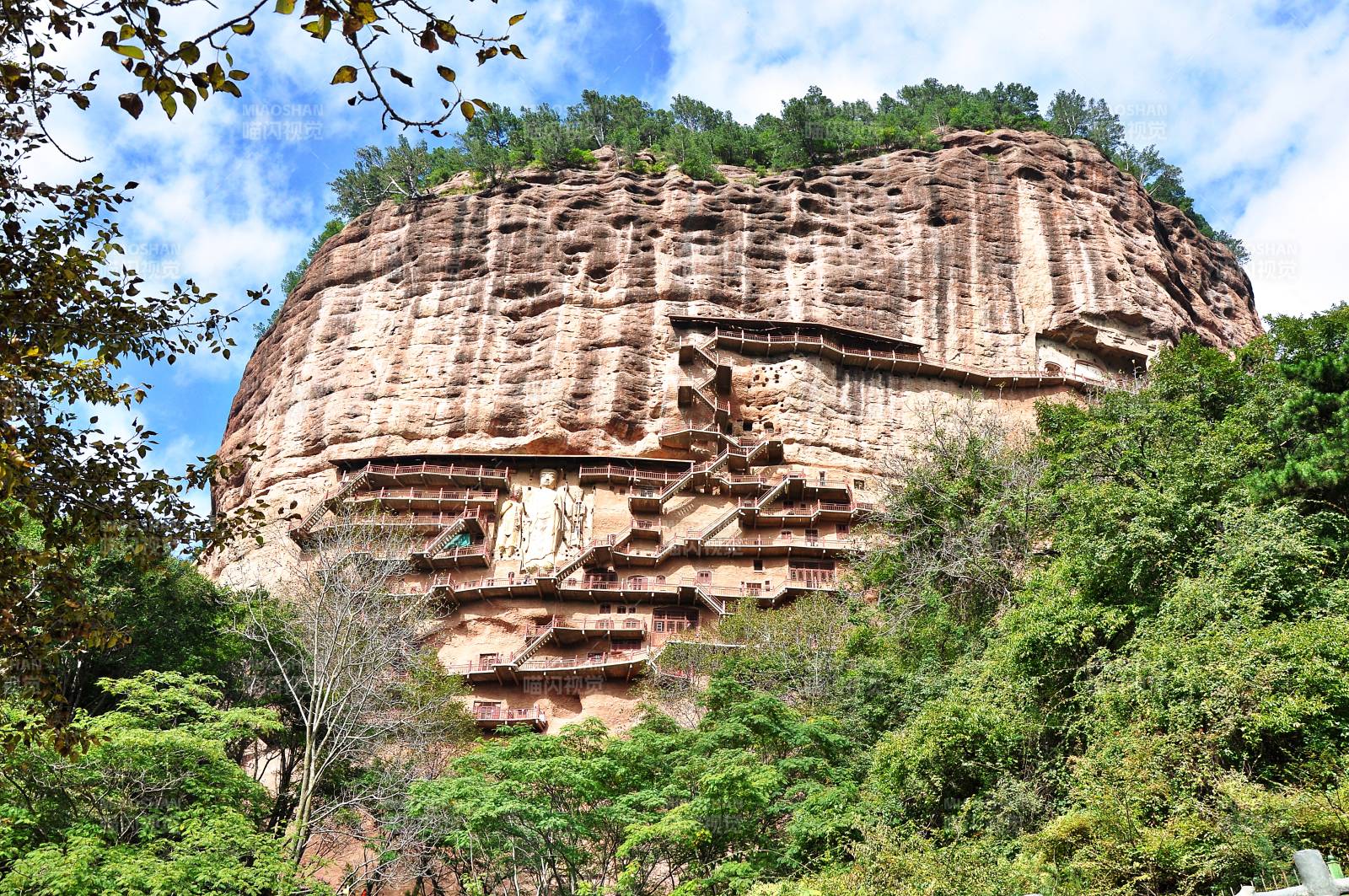 甘肃莫高窟山崖洞群图片
