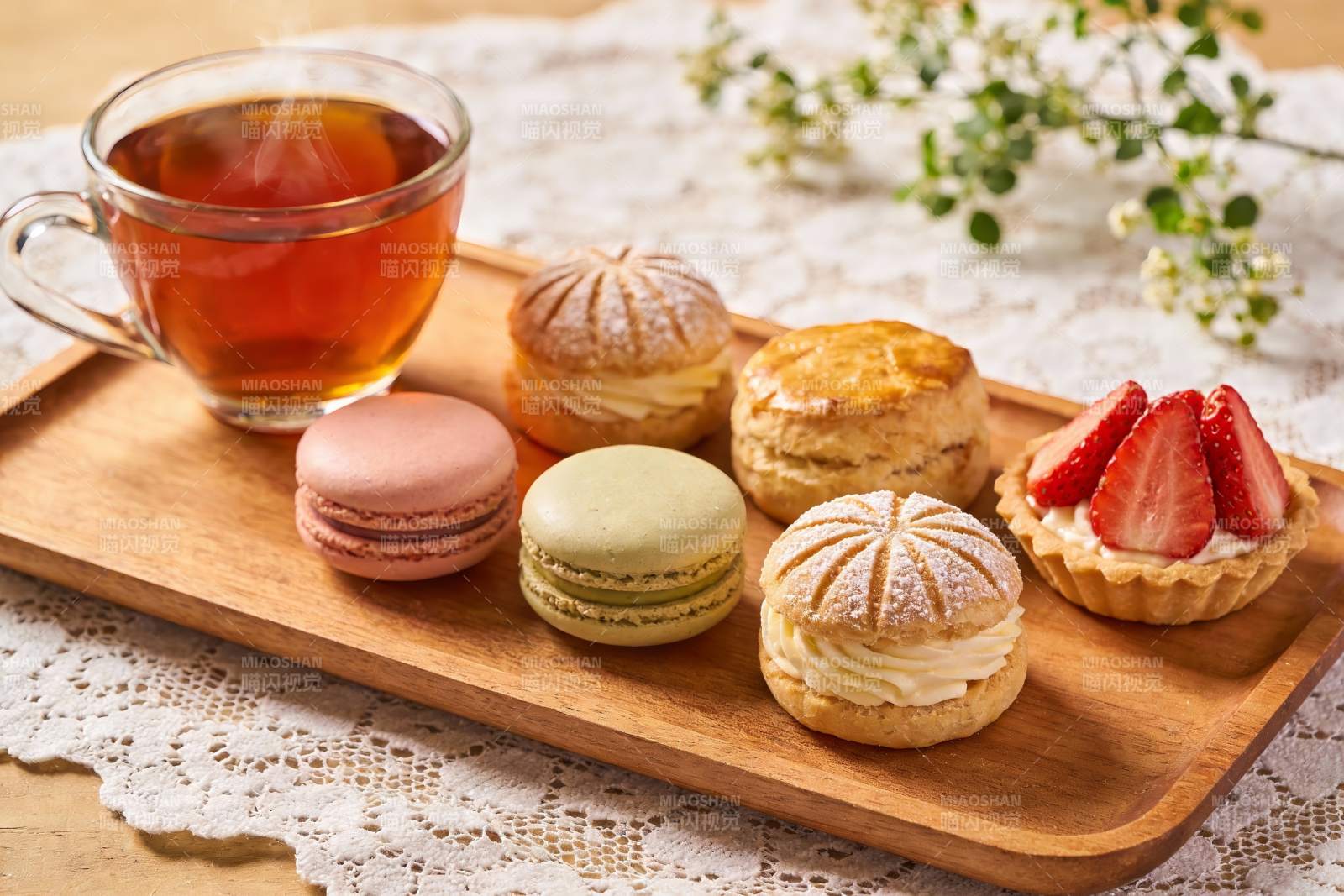 木质托盘上的精致下午茶图片