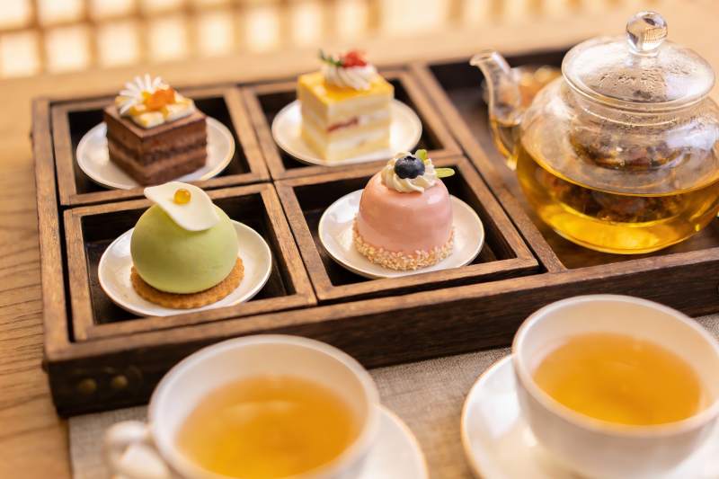 精致下午茶甜点与茶具摆盘图片