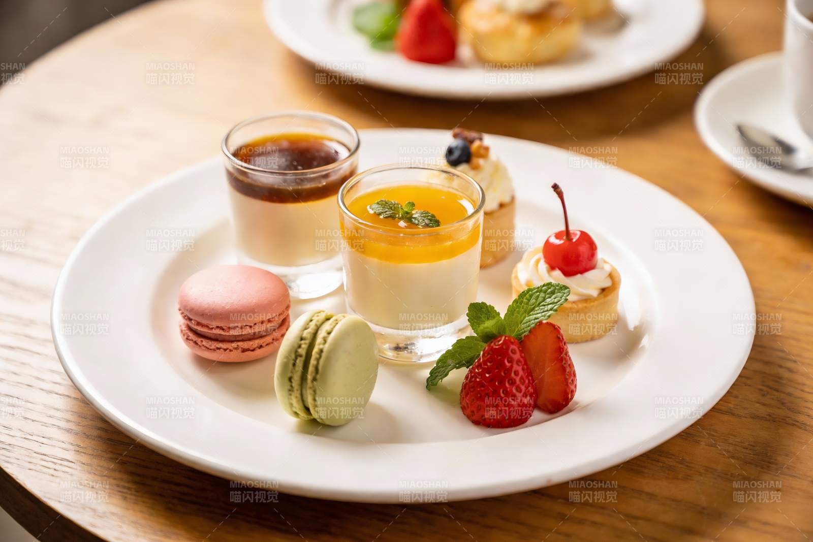 精致甜点摆盘美食特写图片