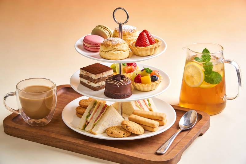 三层下午茶点心架配饮品图片