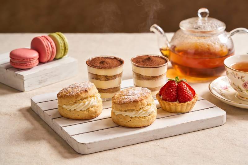 精致下午茶甜点与茶具摆拍图片