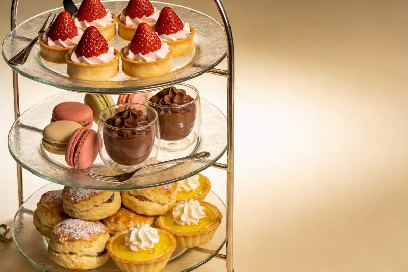 三层甜点架摆满精致糕点图片