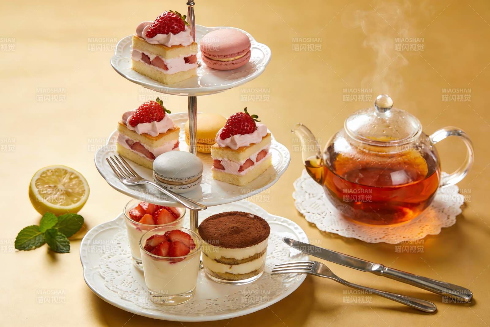 三层甜点架配茶饮下午茶图片
