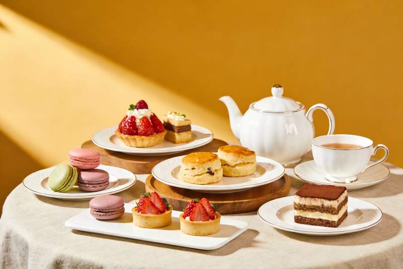 精致下午茶甜点与茶具摆盘图片