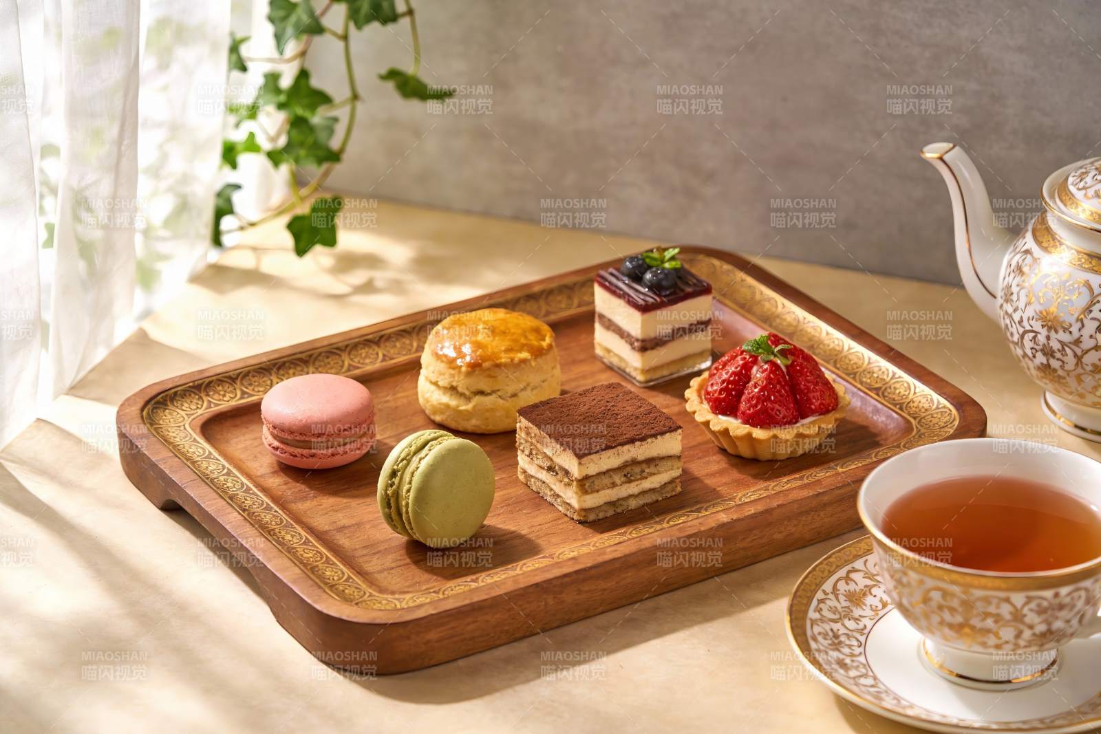 精致下午茶甜点与茶具摆盘图片