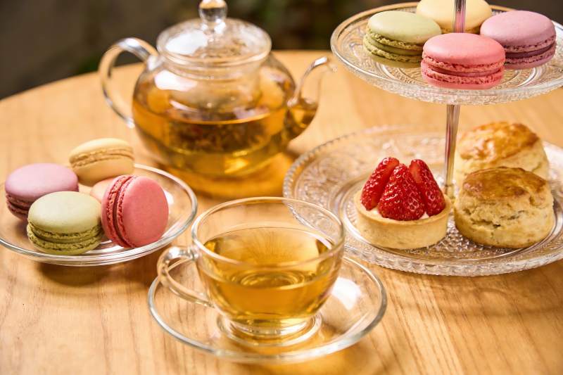 下午茶点心与茶具摆拍图片