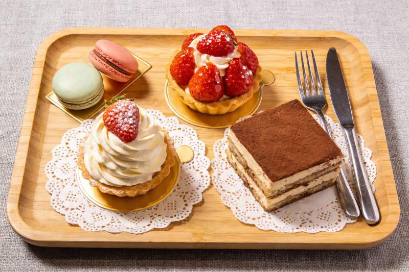 木质托盘上的精致甜点拼盘图片