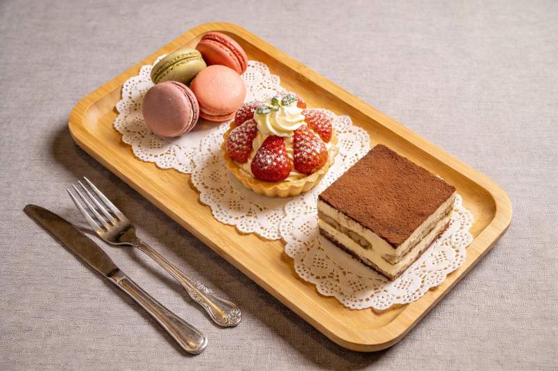 木质托盘上的精致甜点图片