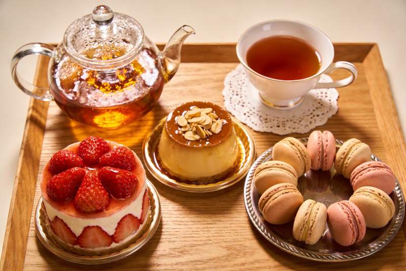 精致下午茶甜点与茶具摆盘图片