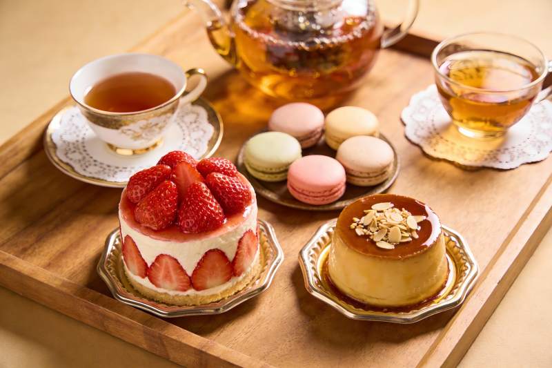 精致下午茶甜点与茶具摆盘图片