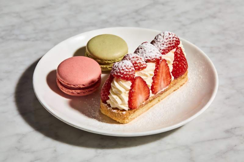 草莓甜点与马卡龙图片