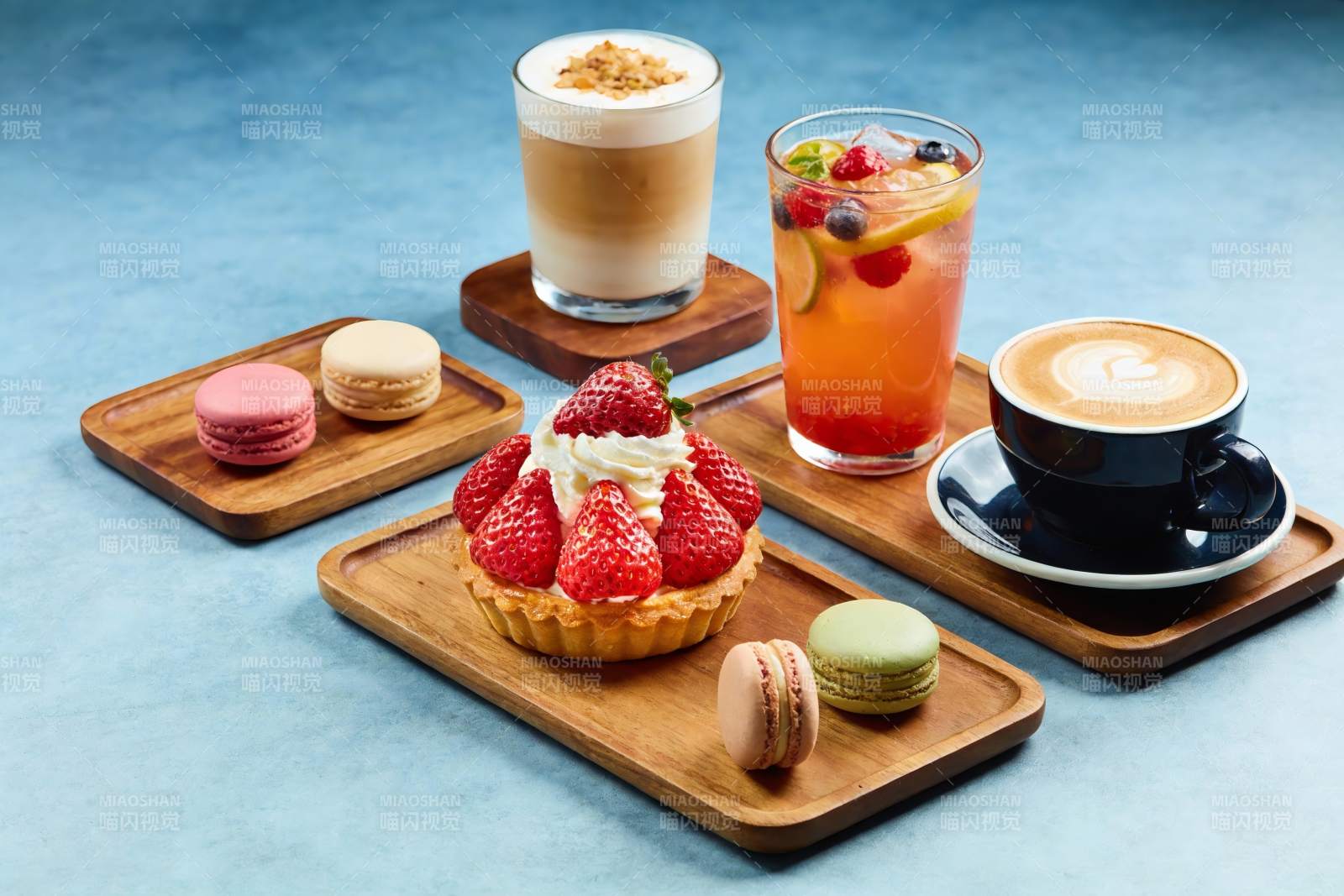 精致甜品与饮品摆盘图片