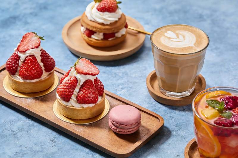 草莓甜点与饮品精美摆盘图片