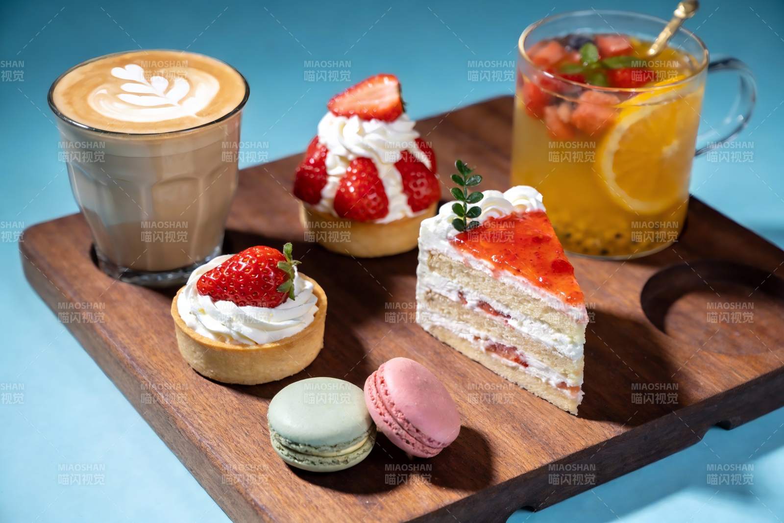 木盘上的甜点与饮品图片