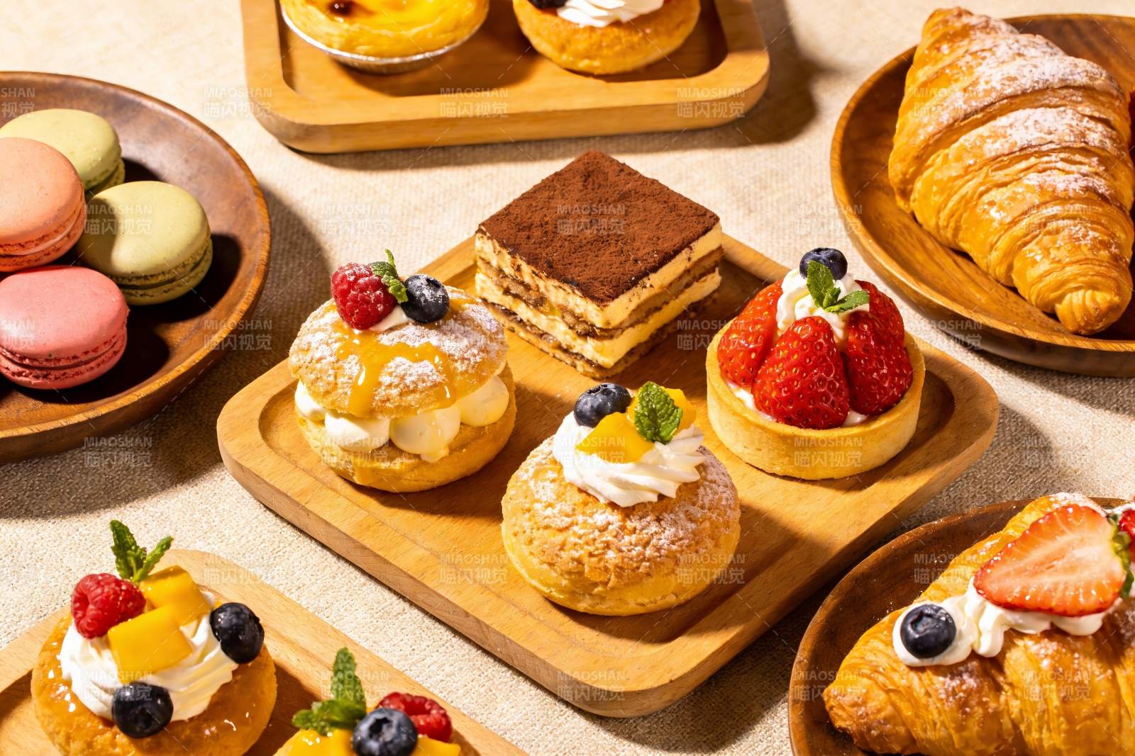 精致甜点摆盘美食诱人图片