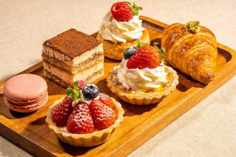 木质托盘上的精致甜点拼盘图片
