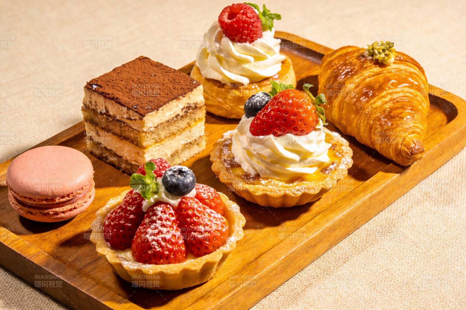 木质托盘上的精致甜点拼盘图片