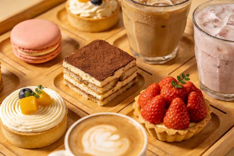 精致甜品与饮品摆盘图片