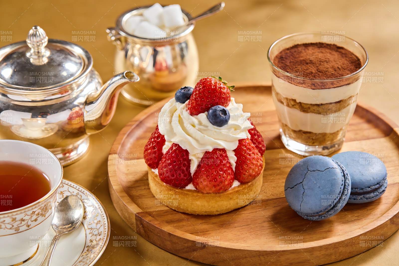 精致甜点与茶具摆盘图片