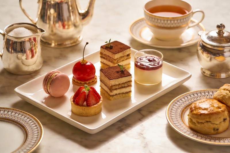 精致下午茶甜点与茶具摆盘图片