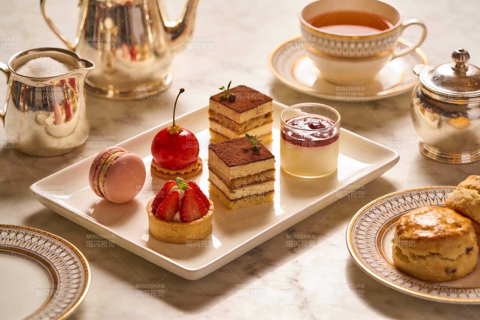 精致下午茶甜点与茶具摆盘图片