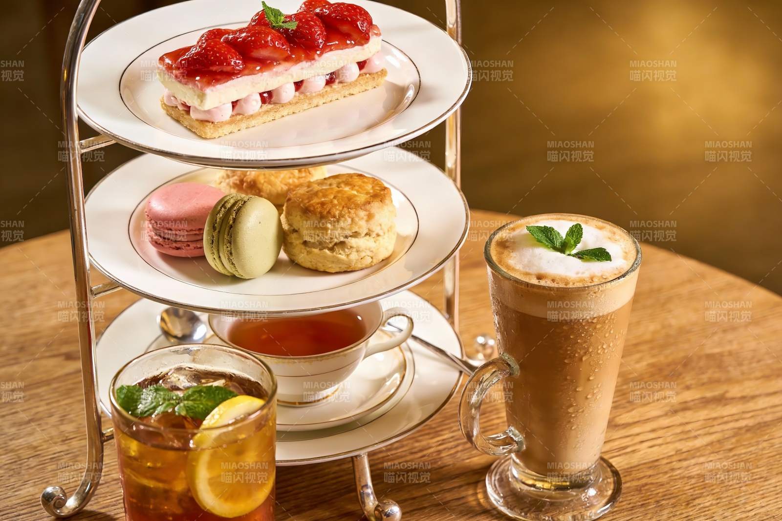 三层下午茶甜点与饮品图片