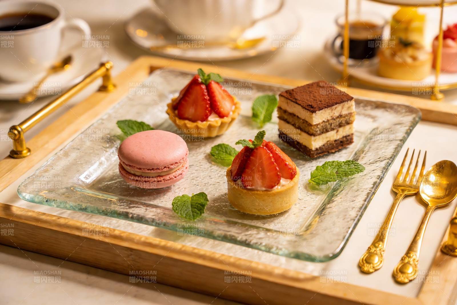 精致甜点与咖啡摆盘图片
