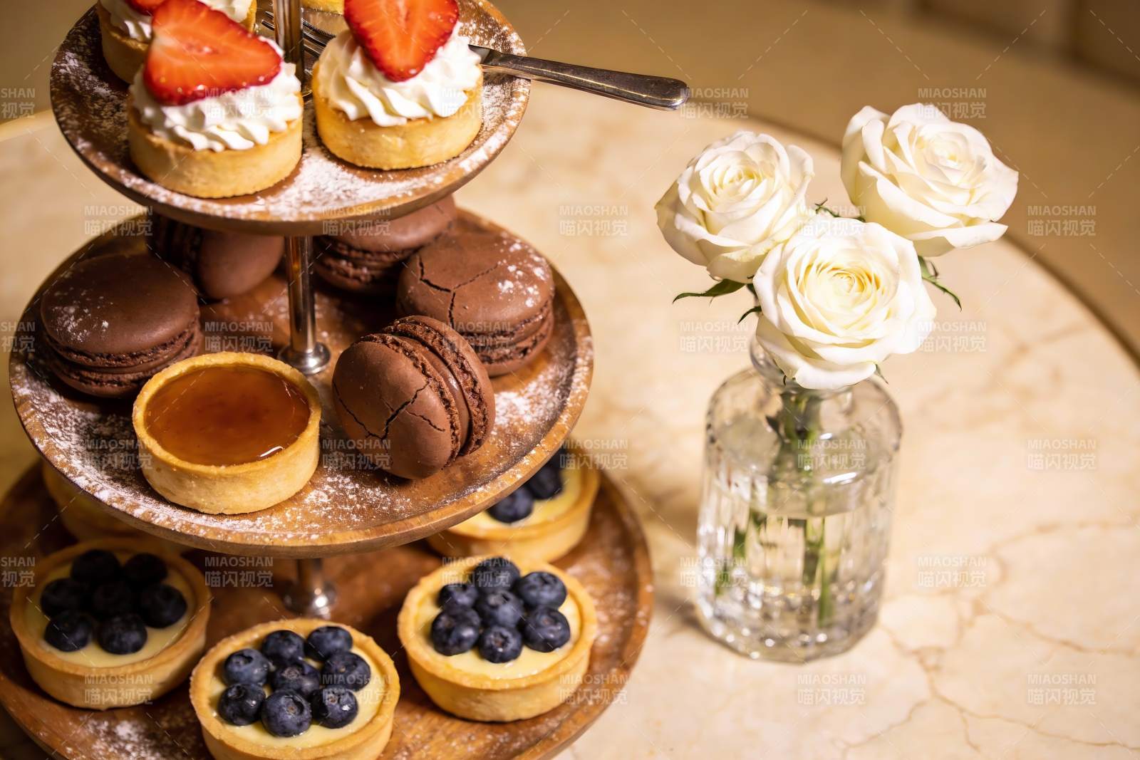 三层甜点架配白玫瑰图片