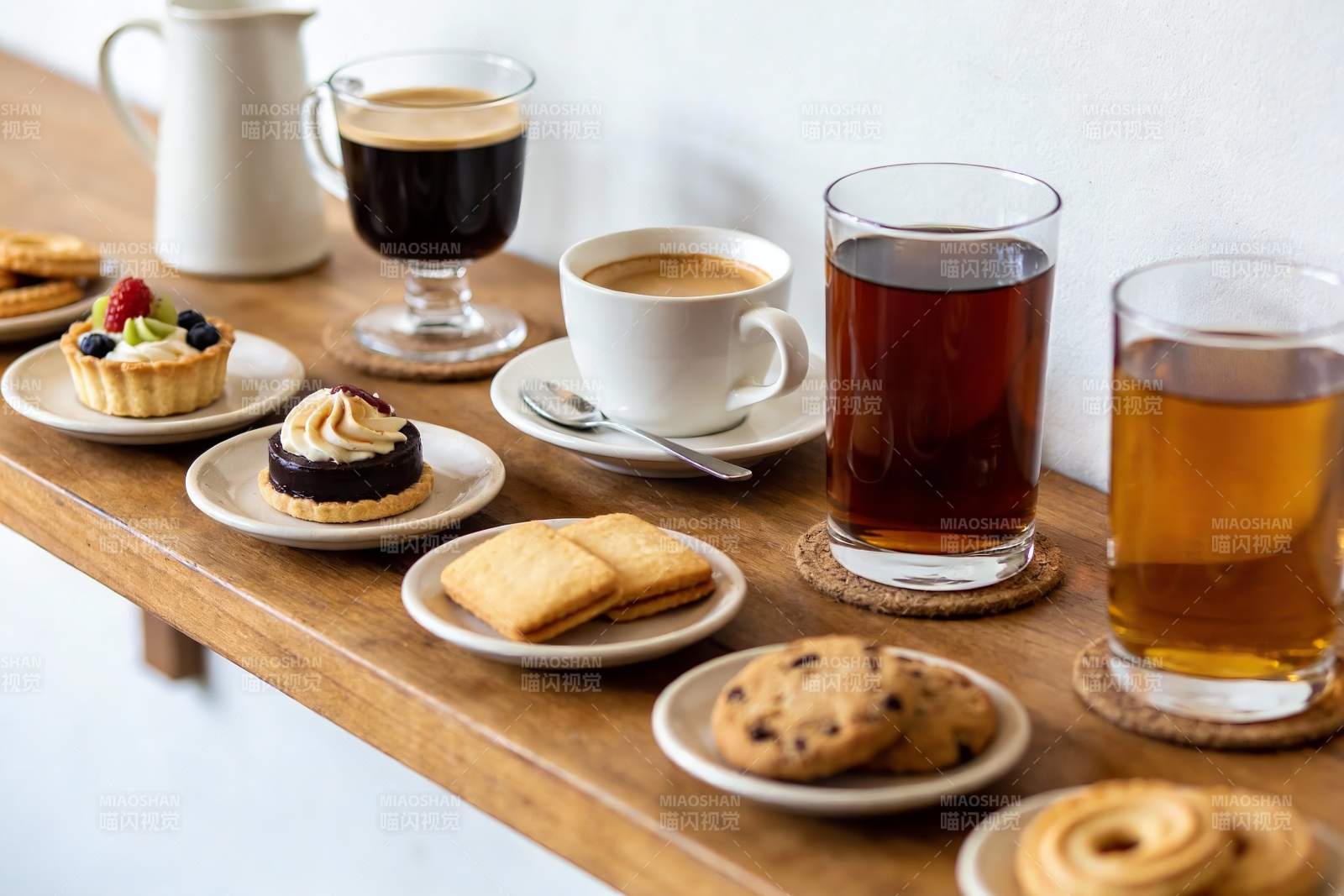 木质台面上的咖啡与甜点图片