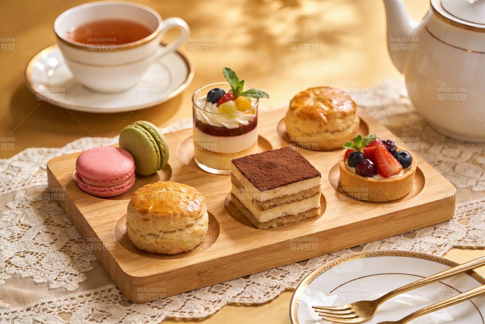 精致下午茶甜点与茶具摆盘图片