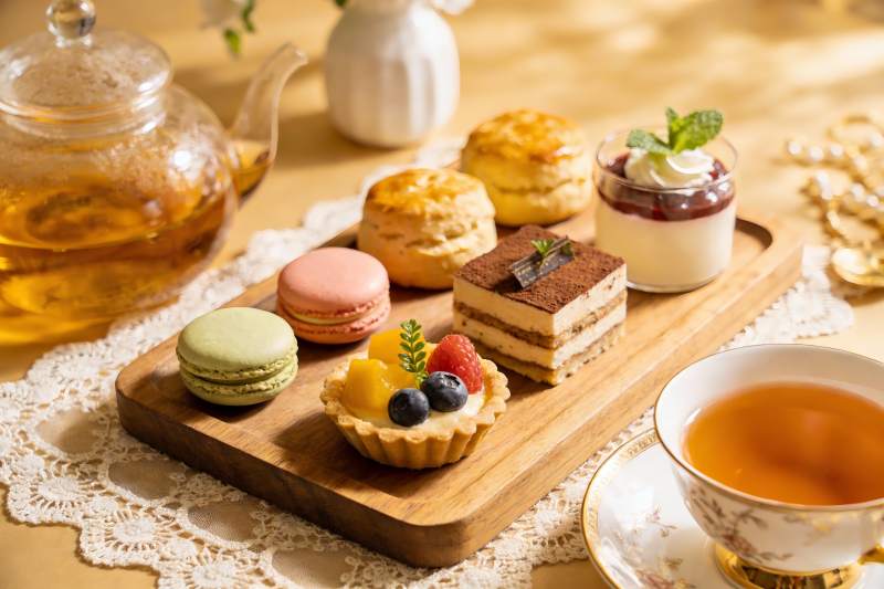 精致下午茶甜点与茶具摆盘图片