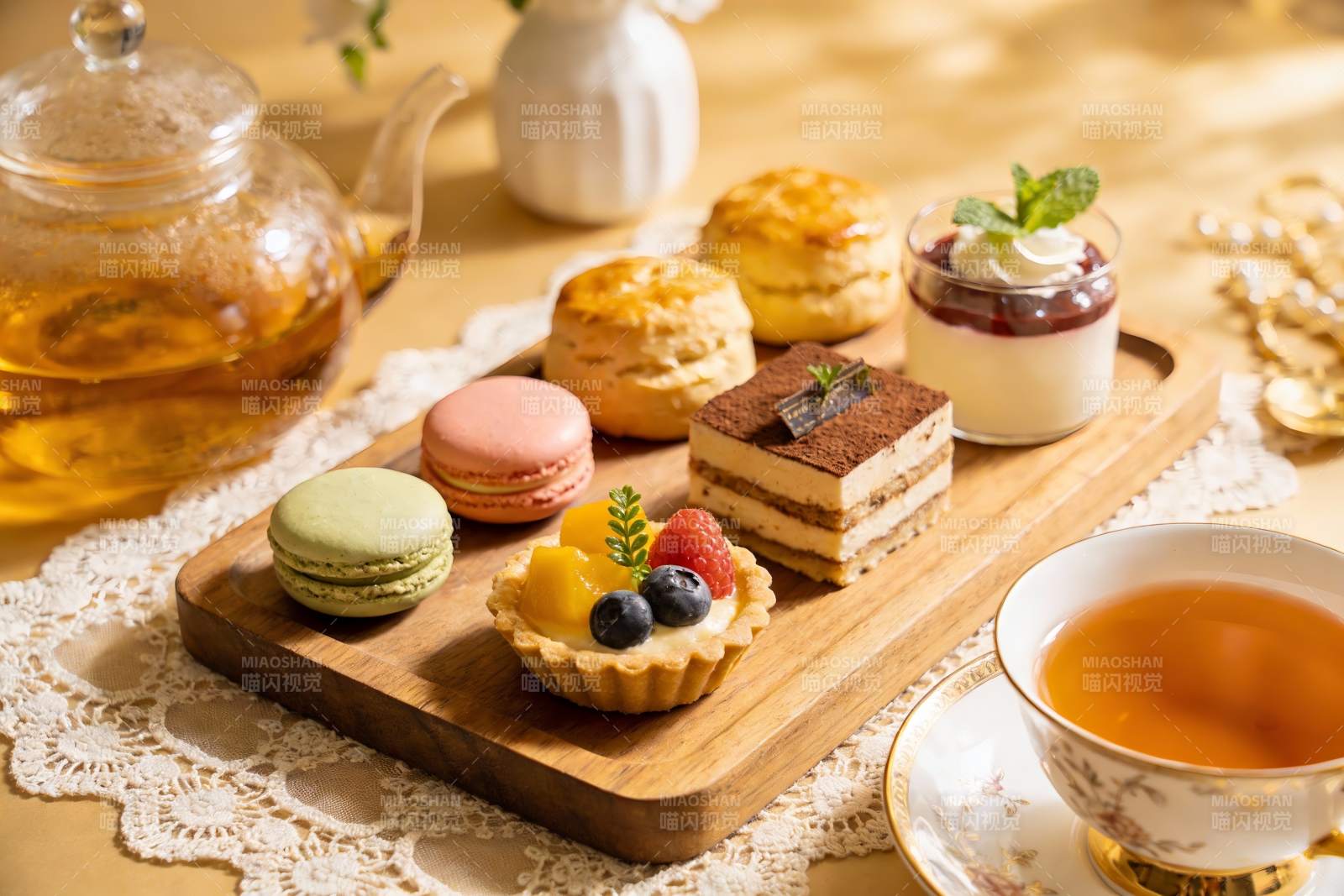 精致下午茶甜点与茶具摆盘图片