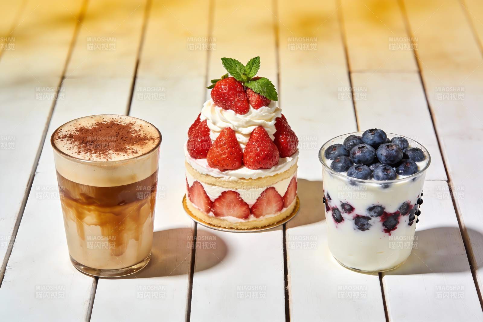 三款甜品饮品摆放在木质桌面上图片