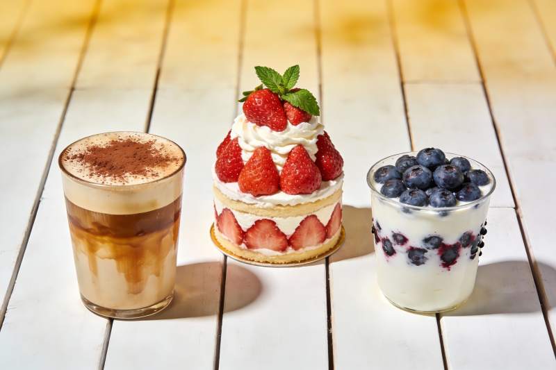 三款甜品饮品摆放在木质桌面上图片