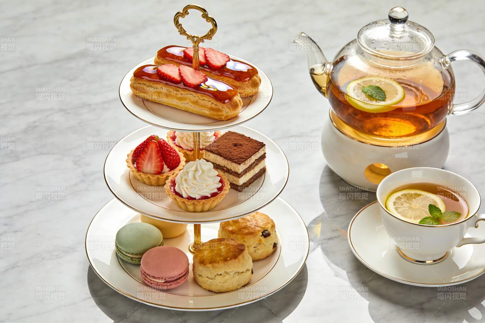 精致下午茶点心与茶具摆盘图片