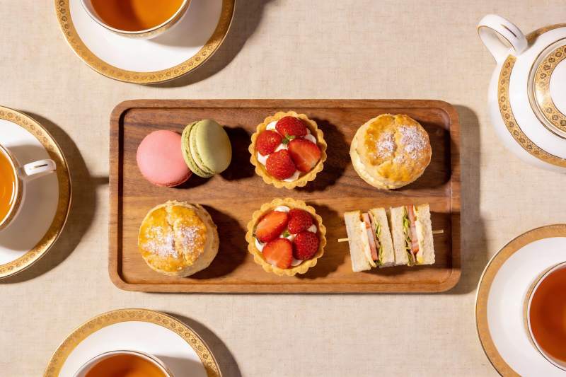 精致下午茶点心与茶具摆盘图片